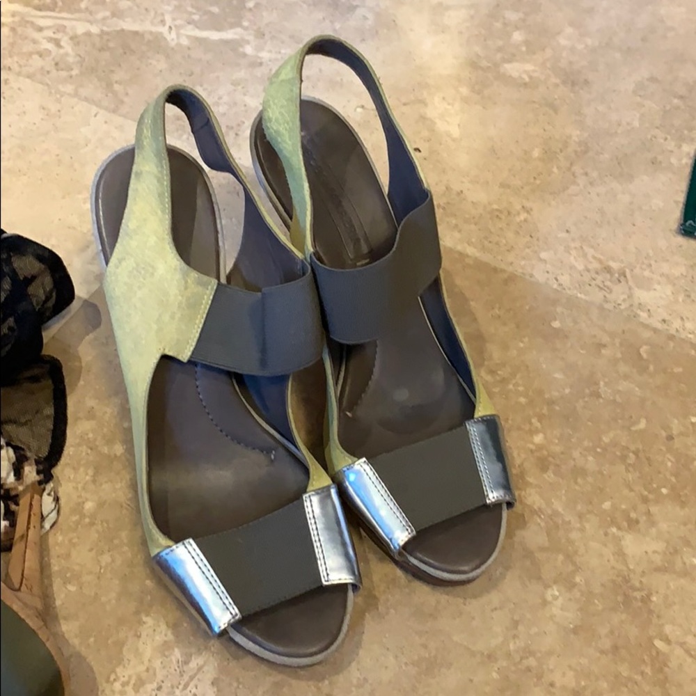 BCBG LEATHER HEELS